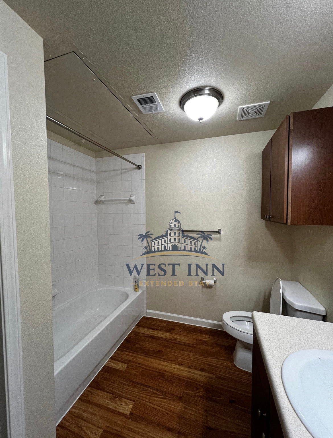 West Inn leigh $1600/Month